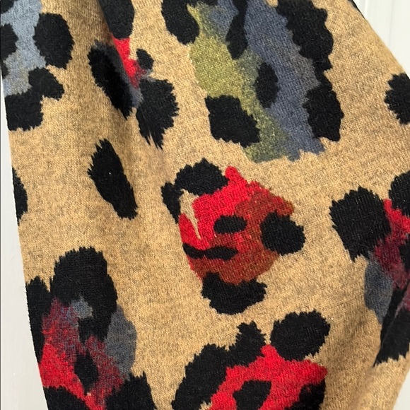 Red and Black Loop Scarf with Abstract Pattern - Picture 4 of 6